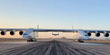 (Видео) Најголемиот авион во светот има крила подолги од фудбалско игралиште и постави рекорд со пробен лет од 6 часа