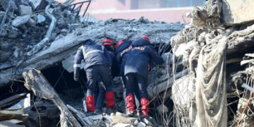 (Видео) Влеговме преку прозорец да си играме криенка: спасувачи преку детска игра спасија девојче под урнатините во Турција