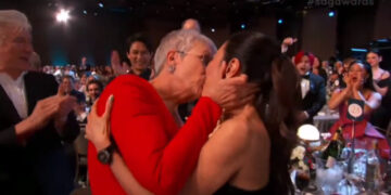 (Видео) Џејми Ли Кетрис ја бакна во уста Мишел Јао по добивањето награда за најдобра женска улога