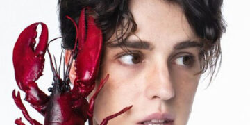 Српскиот фаворит за Евровизија ги вџаши белгрѓани: наместо со куче, се прошета со мртов јастог на улица