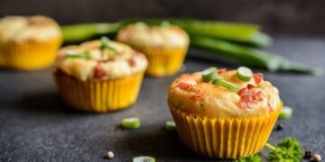 Мафини со пршута и кашкавал