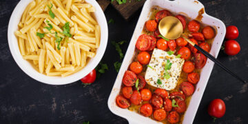 Тестенини со фета сирење и чери домати