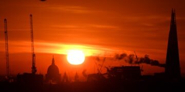 Се одвои парче од Сонцето, а научниците смируваат и велат дека е вообичаена појава