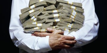 Маж две години криел од сопругата дека станал милионер