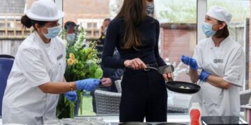 (Видео) Принцезата не знае да држи тава, ја критикуваа Кејт Мидлтон додека прави палачинки во дом за стари лица