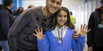 Фудбалер на Бешикташ сака да посвои девојче, кое остана сираче по земјотресот