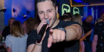 Кога дознав дека имам тумор, почувствував како телото ми гори, си реков ќе пеам и на патерици: Давид Темелков проговори за болеста