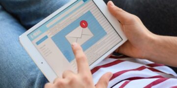 Мажите побргу пишуваат имејлови од жените, покажа инстражувањето на „Јаху лабс“