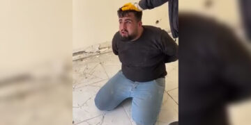 (Видео) Полицијата ги апси и тепа крадците кои хараат по напуштените и срушени згради во Турција