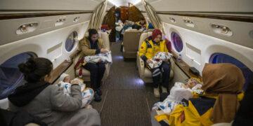 Шеснаест бебиња поронајдени сами под урнатините пренесени со авион во Анкара