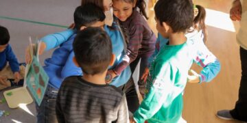 (Фото) Првата дама им правеше тостови на децата од едукативниот центар во Шуто Оризари