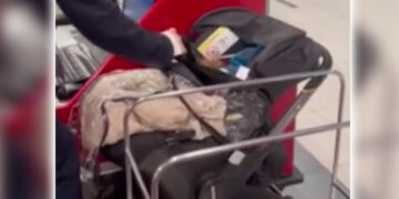 (Видео) Не сакале да платат билет за бебето, па му го оставиле на персоналот на аеродромот
