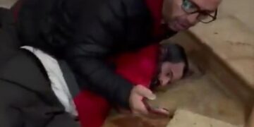 (Видео) Турист ја турна и ја скрши статуата на Исус во Ерусалим