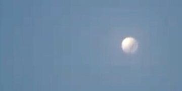 (Видео) Kинески балон лета и шпионира над САД