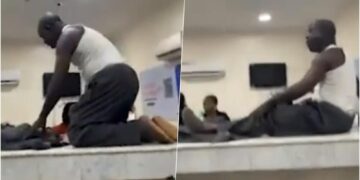 (Видео) Луѓе се соблекоа голи затоа што не може да подигнат пари во банка