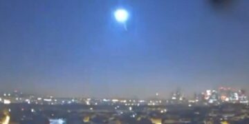 (Видео) Објект од вселената влезе во земјината атмосфера и е снимен над Европа