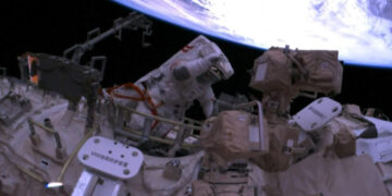 (Видео) Кинески астронаути ја направија првата прошетка во вселената