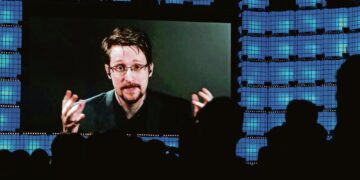 Сноуден: Приказните за вонземјаните во САД е само одвраќање на вниманието на јавноста