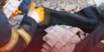 (Видео) Спасувачите во Турција додека барале преживеани нашле торба со два милиони долари