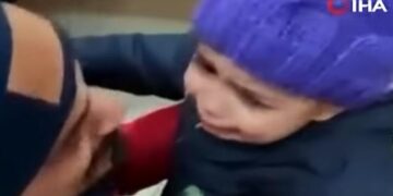 (Видео) Ќерка ми не ми дозволи да се предадам, рече Турчин кои со денови со детето бил заглавен под урнатините