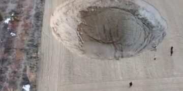 (Видео) Огромна мистериозна дупка ги исплаши Турците по земјотресот