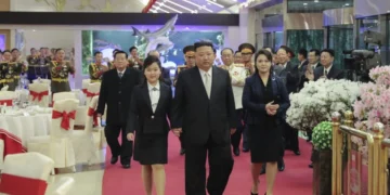 (Фото) Ким Џонг-ун со ќерка си и сопругата на банкет