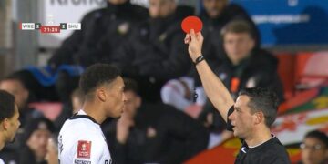 (Видео) Судија му покажа на фудбалер црвен картон во форма на круг