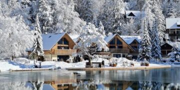 Езерото Јасна во Словенија оваа зима е популарна туристичка семејна дестинација