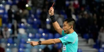 (Видео) Кинез стана првиот судија што на разглас ѝ објасни на публиката за одлуката