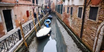 (Фото) Гондоли и чамци заглавени во кал и тиња во каналите во Венеција