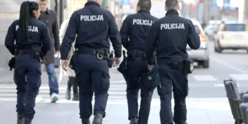 Полицаец во Загреб породи жена и го спаси бебето на кое папочната врвца му се замота околу вратот