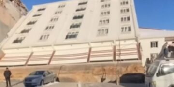 (Видео) Зграда во Турција била изградена без темели