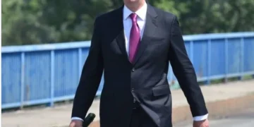 (Видео) Можам сам да си купам цвеќе: Вучиќ се вклопи во песната на Мајли Сајрус