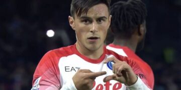 (Видео) Елиф Елмас го продава дресот од Наполи, парите одат за Турција