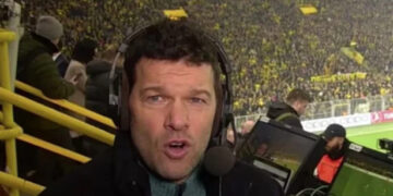 Навивачи го испрскаа Балак со пиво на натпреварот меѓу Борусија Дортмунд и Челси