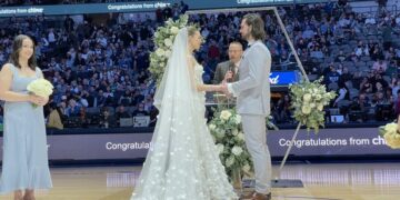 (Видео) Дечко и девојка од Далас се венчаа на полувреме од НБА-натпревар