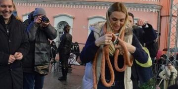 Министерката за земјоделство на Србија се замота во колбаси