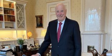 Норвешкиот крал Харалд за роденден го доби подарок моторот што го возел пред 70 години