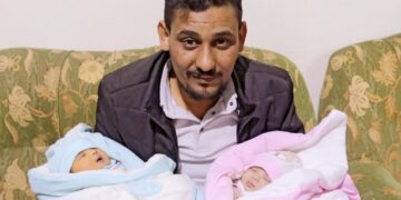 Бебето родено под урнатините од земјотресот во Сирија го посвоија тетка му и тетин му