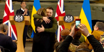 (Видео) Новинарка побара прегратка од Зеленски среде прес