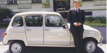 Поранешниот словенечки претседател собра 60.000 евра од продажбата на олдтајмерот „рено 4“ за деца болни од рак