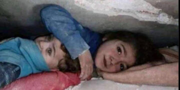 (Видео) Девојчето што си го чуваше братот во урнатините по земјотресот може да ја изгуби ногата