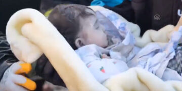 Спасено е бебе по 53 часа под урнатините во Турција