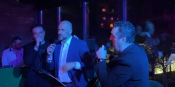 (Видео) Македонскиот тенор Благој Нацоски направи журка среде Скопје со Дац и Александар