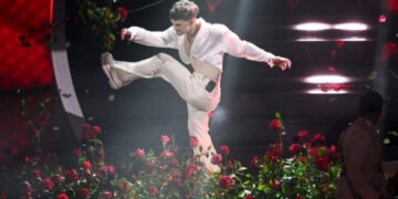 Пејач ја демолира сцената додека пееше на фестивалот „Сан Ремо“