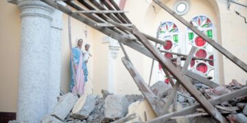 (Фото) Статуите на Богородица и на св. Анте останаа цели во срушена црква во Турција