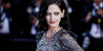 Девојка на Бонд тужи филмска компанија за неисплатен хонорар од милион долари