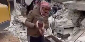 (Видео) Пронајдено живо новороденче со папочна врвца под урнатините во Сирија