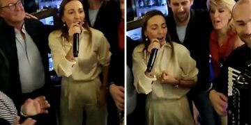 (Видео) Јелена му запеа на Ѓоковиќ