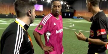 (Видео) Роналдињо не сакаше да шутира пенал на турнирот на Пике